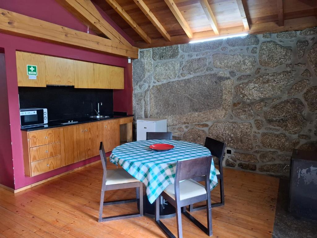 eine Küche mit Tisch und Stühlen in einem Zimmer in der Unterkunft House 3 in Fafe