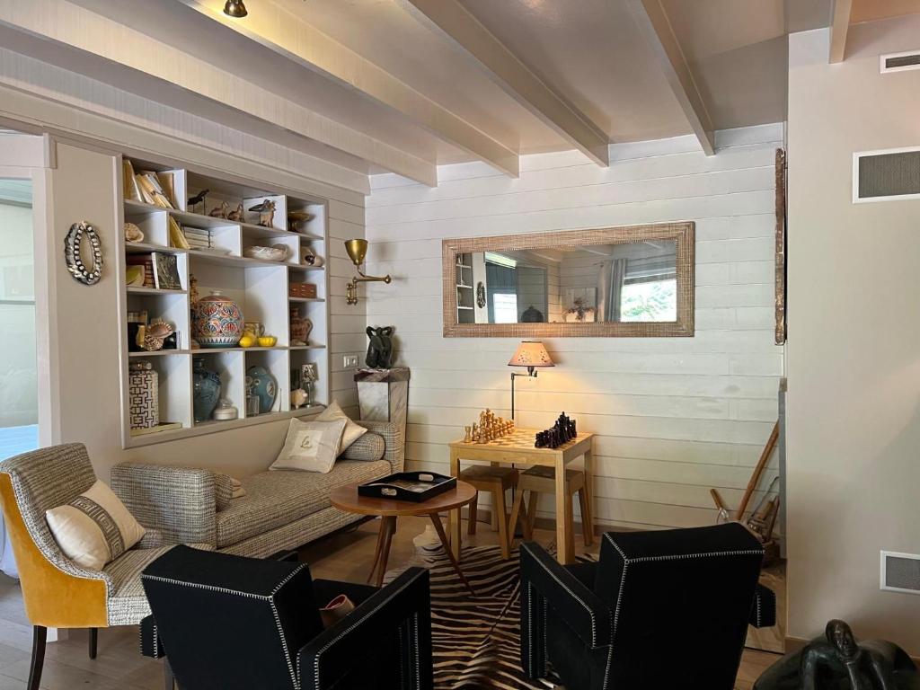 un salon avec un canapé, des chaises et une table dans l'établissement Appartement a la montagne, à Lège-Cap-Ferret