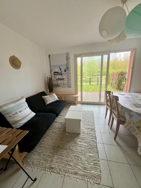 un salon avec un canapé et une table dans l'établissement Maison rêv'etang, Cayeux-sur-Mer, Baie de somme, à Cayeux-sur-Mer