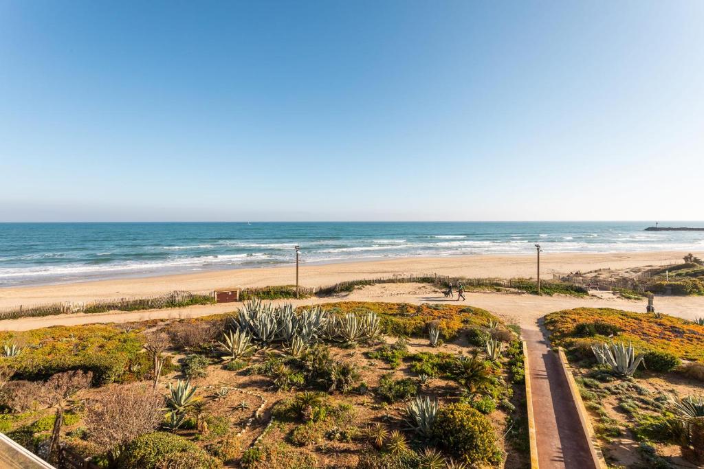 - une vue sur la plage et l'océan en arrière-plan dans l'établissement Ibiza Heliopolis, au Cap d'Agde