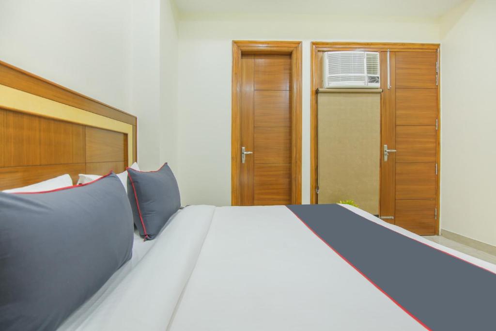 Postel nebo postele na pokoji v ubytování Collection O Corporate Suite Near Omaxe Celebration Mall