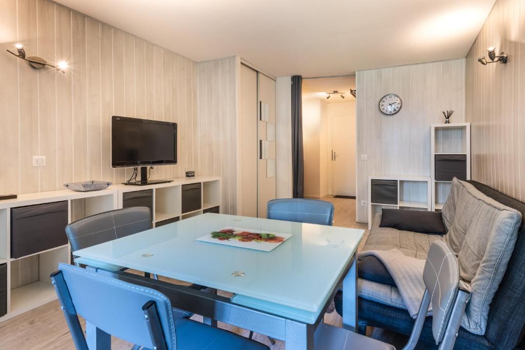 un salon avec une table bleue et des chaises dans l'établissement Résidence Cybele, Studio Etage 0 proche centre du village, à Brides-les-Bains