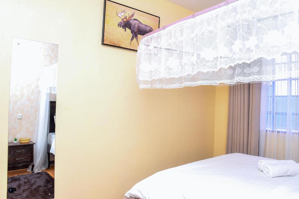 Rúm í herbergi á Cozy BnB Tsavo Gardens Imara daima