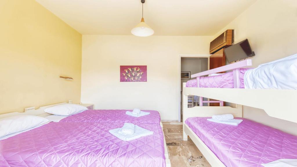 Łóżko lub łóżka w pokoju w obiekcie Akrotopi Apartments & Studios