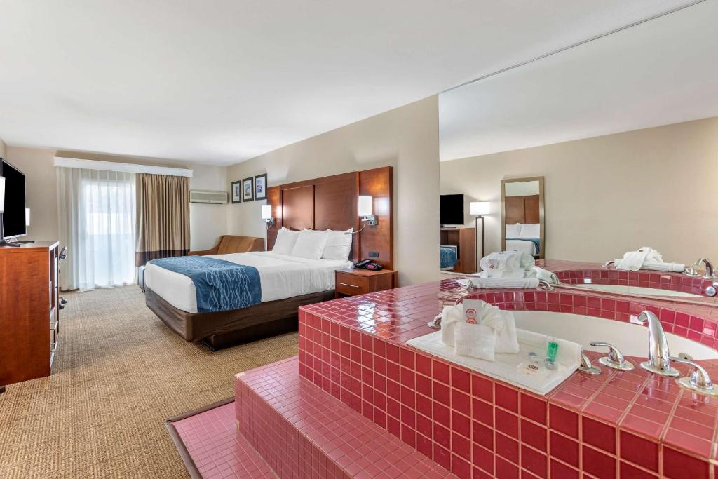 Comfort Inn Escondido San Diego North County - Kamer Met Kingsize Bed En Hot Tub – Niet-Rokers