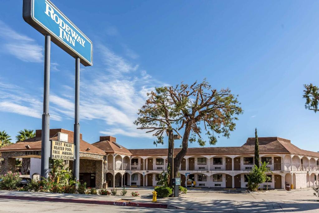 a street sign in front of a building at Rodeway Inn Magic Mountain Area in Castaic
