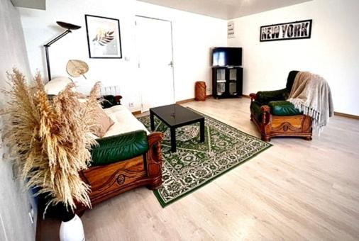 un salon avec deux canapés et une table dans l'établissement L'instant Campagne, à Paluel