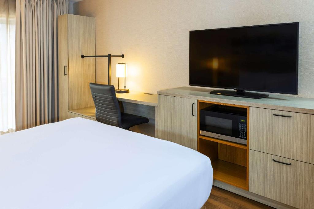 TV a/nebo společenská místnost v ubytování Comfort Inn