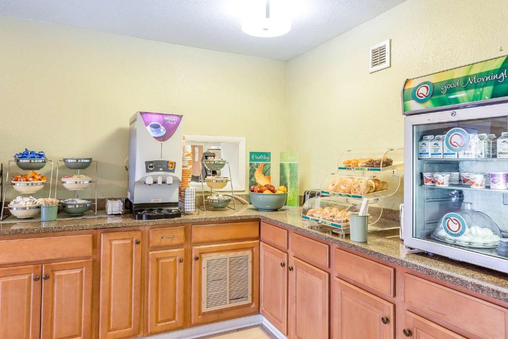 Cucina o angolo cottura di Quality Inn Carolina Oceanfront