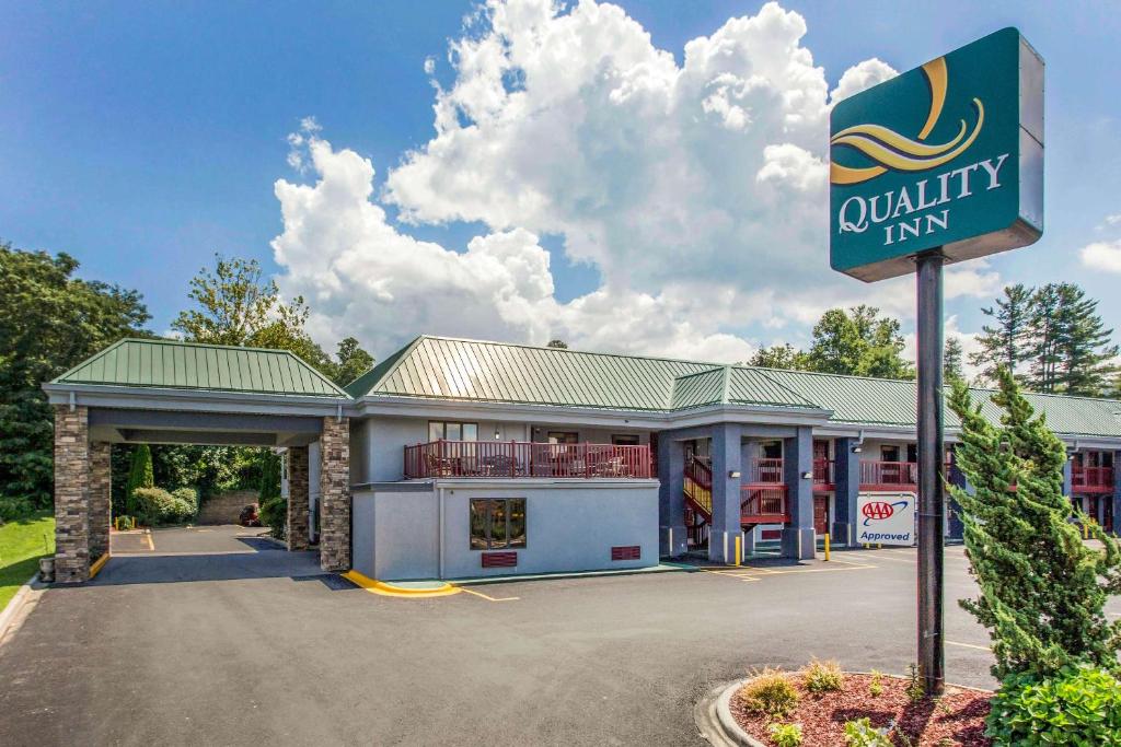 a quality inn sign in front of a building at Quality Inn Black Mountain-Asheville East in Black Mountain