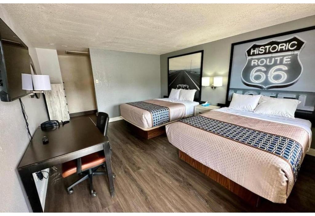 Postel nebo postele na pokoji v ubytování Canyon Inn Motel Flagstaff AZ