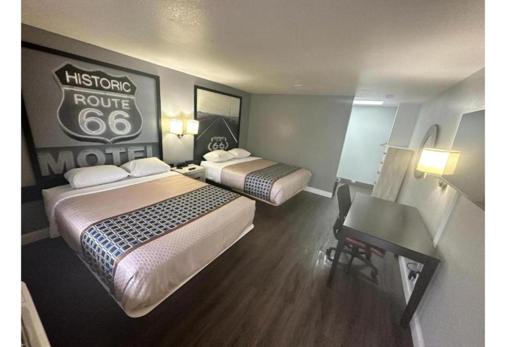 Postel nebo postele na pokoji v ubytování Canyon Inn Motel Flagstaff AZ