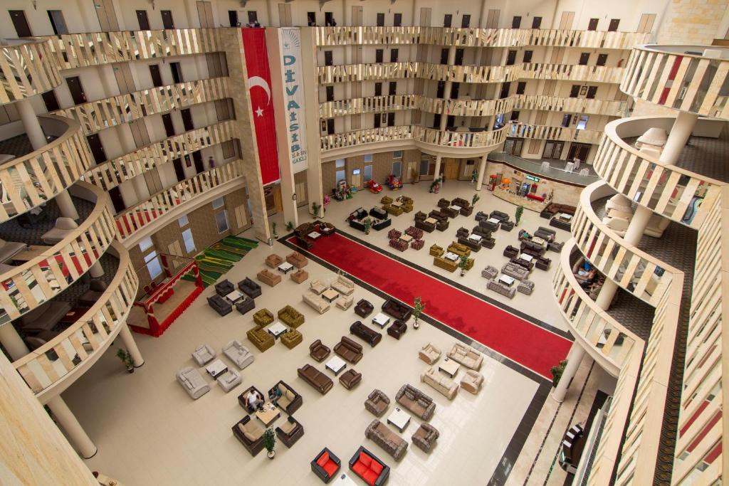 una vista dall'alto di una biblioteca con sedie e libri di Divaisib Termal Resort Hotel & Spa a Kozaklı