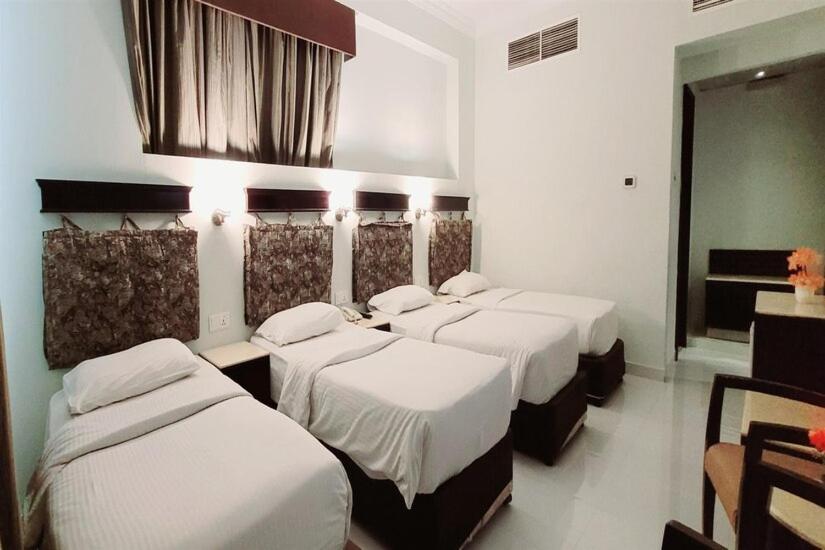 Postel nebo postele na pokoji v ubytování Signature Inn Hotel Deira