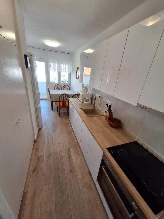 Kuchyň nebo kuchyňský kout v ubytování Apartment Doris