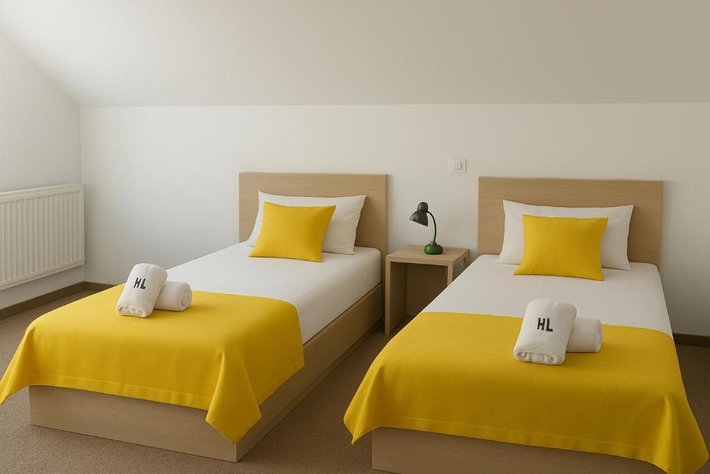 Postel nebo postele na pokoji v ubytování London Rooms Zagreb Airport