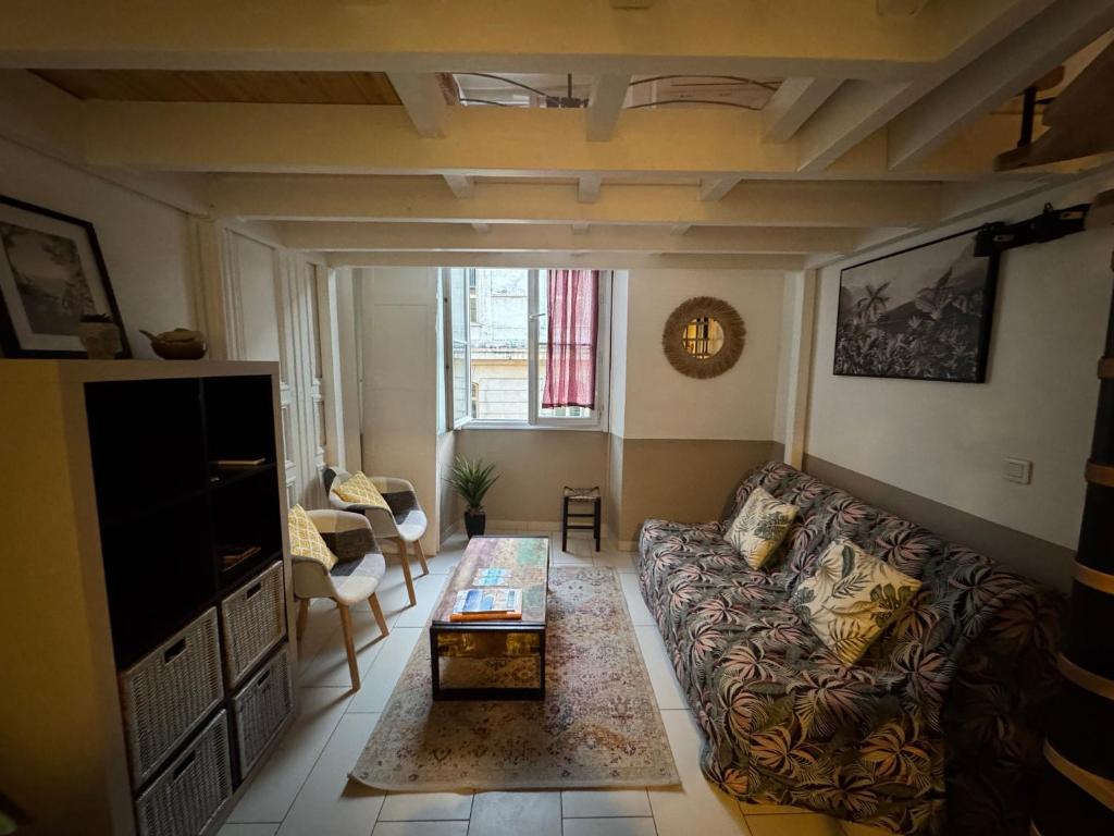 a living room with a couch and a table at Duplex spagiari in Nice