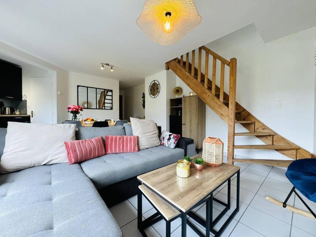 - un salon avec un canapé bleu et une table en bois dans l'établissement Ty Marie Galante, 2 chambres, plage et commerces à pied, parking, à Quiberon