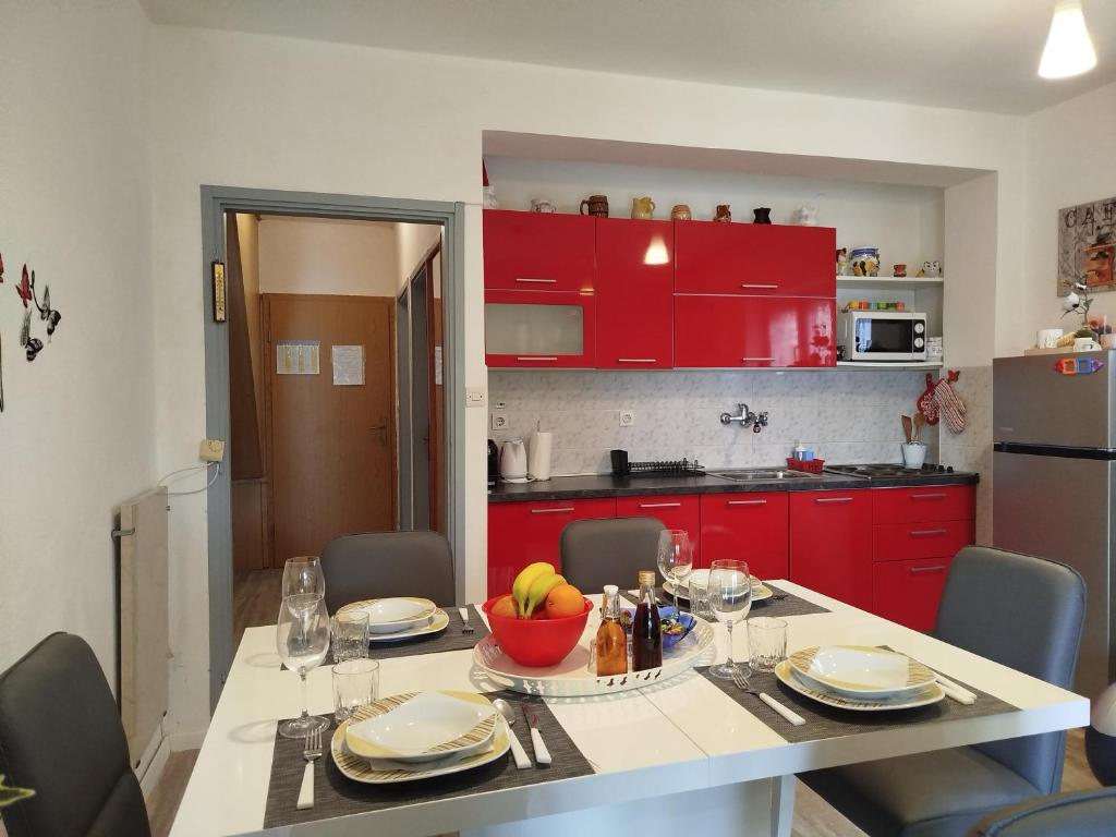 Kuchnia lub aneks kuchenny w obiekcie Apartmani Senka