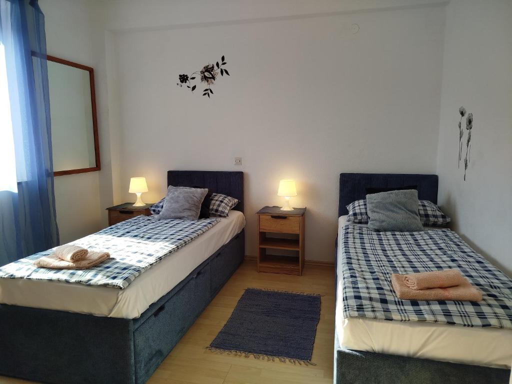 Łóżko lub łóżka w pokoju w obiekcie Apartmani Senka