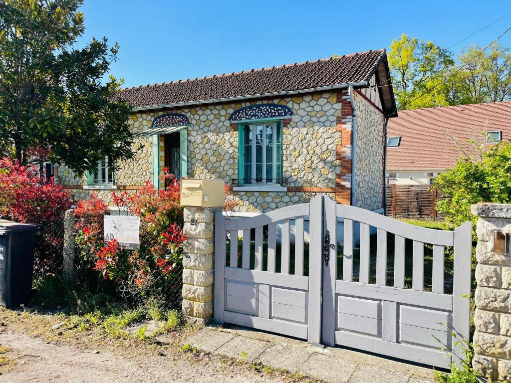 ein weißer Zaun vor einem Haus in der Unterkunft Chez Arthur -Séjour en Sologne in La Ferté-Saint-Aubin