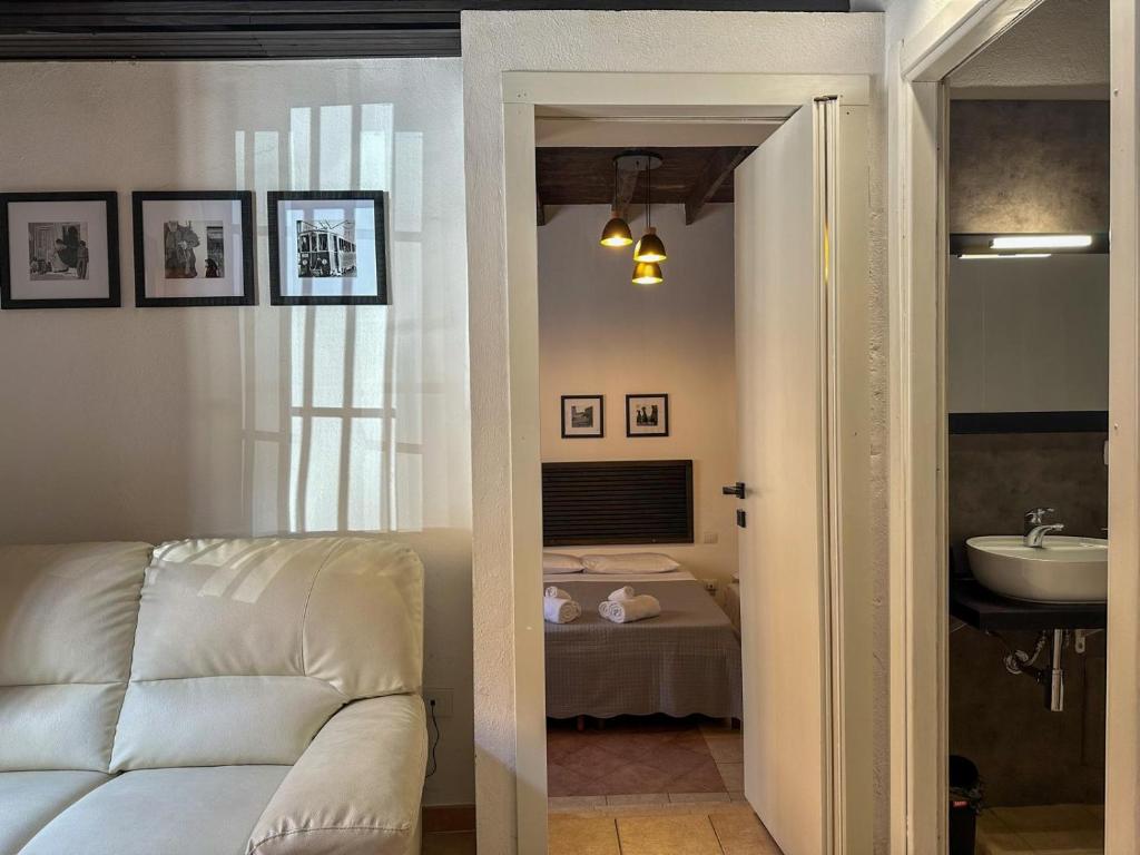 a living room with a white couch and a sink at La Nicchia in Cagliari