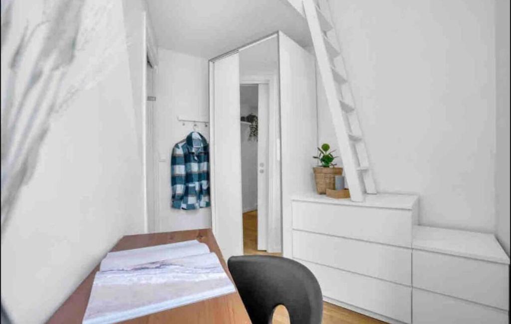 Postel nebo postele na pokoji v ubytování Small room with smart solution in central of Oslo only 2 km from the central station