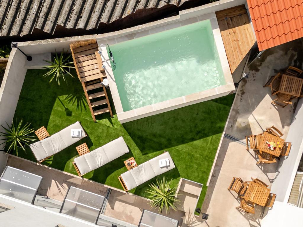 Πισίνα στο ή κοντά στο HostWise - Modern Flat with a Suite