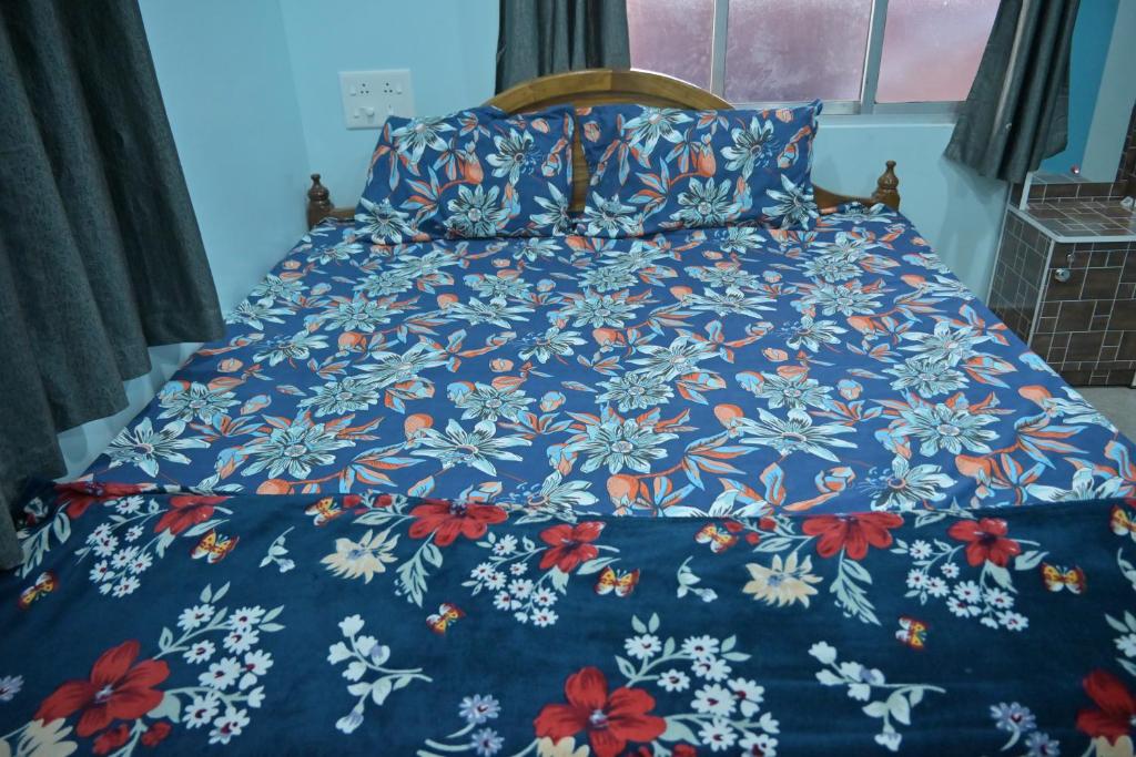 Postel nebo postele na pokoji v ubytování Mishra's Homestay