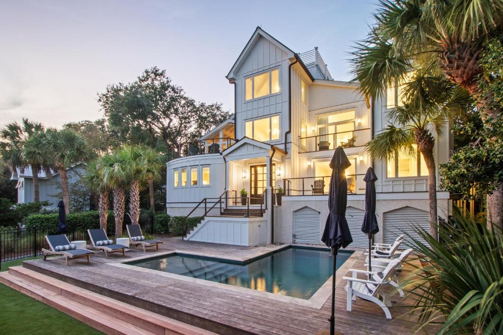 una casa con piscina frente a una casa en 5 Fishers Alley by Wild Dunes, en Isle of Palms