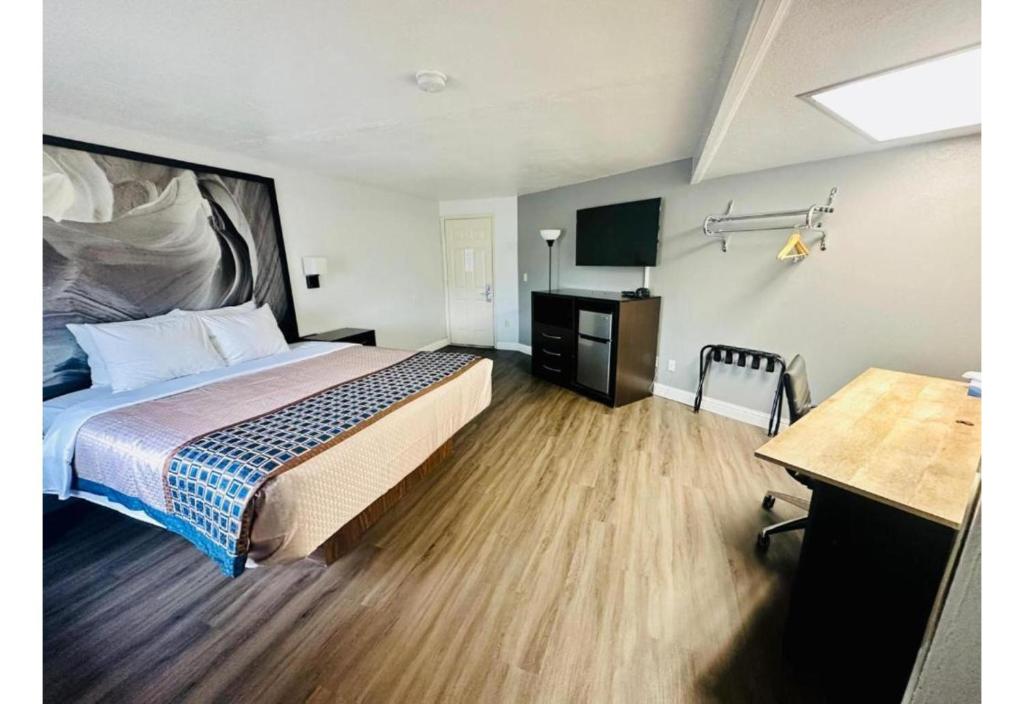 Postel nebo postele na pokoji v ubytování Canyon Inn Motel Flagstaff AZ