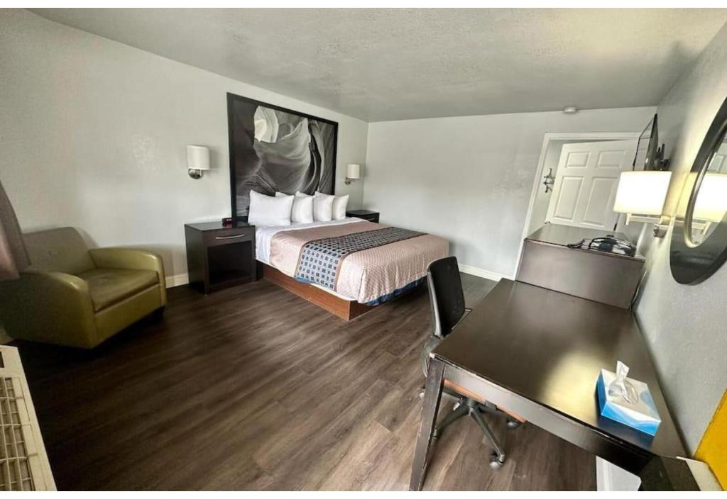 Postel nebo postele na pokoji v ubytování Canyon Inn Motel Flagstaff AZ