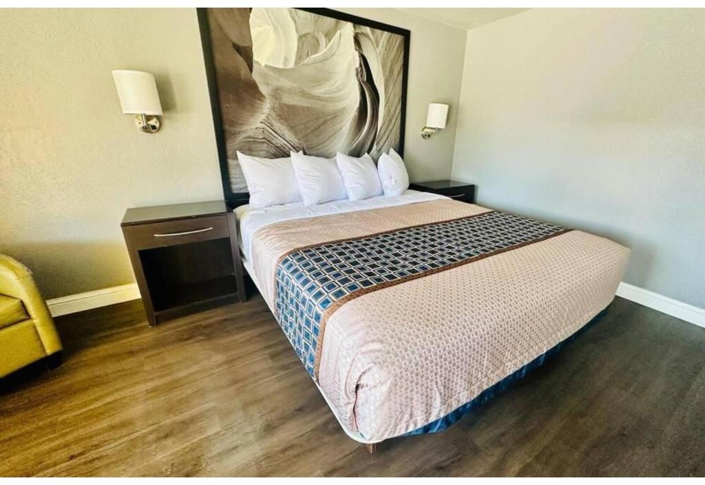 Postel nebo postele na pokoji v ubytování Canyon Inn Motel Flagstaff AZ