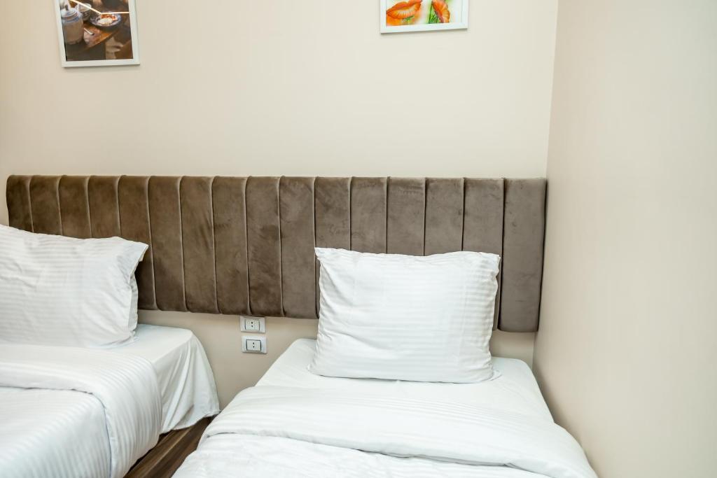Postel nebo postele na pokoji v ubytování New Night pyramids Hotel