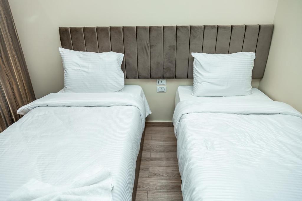 Postel nebo postele na pokoji v ubytování New Night pyramids Hotel