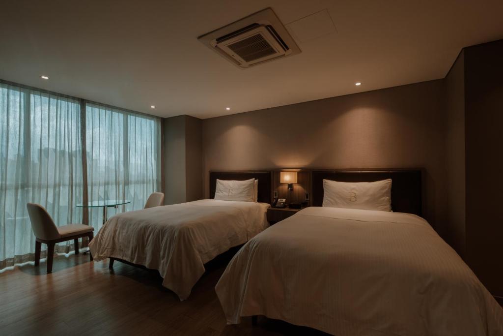 Postel nebo postele na pokoji v ubytování Binn Hotel