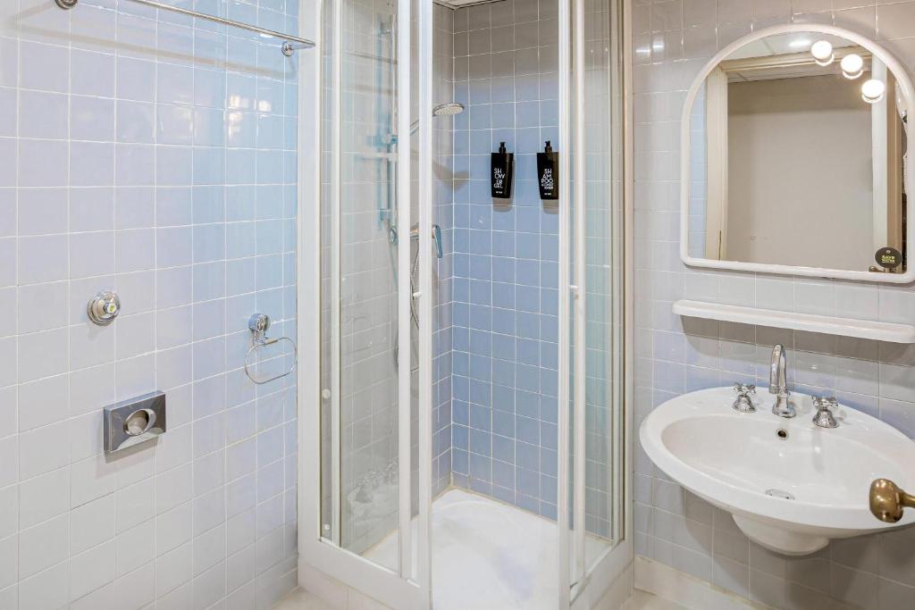 Koupelna v ubytování B&B HOTEL Fabriano Janus