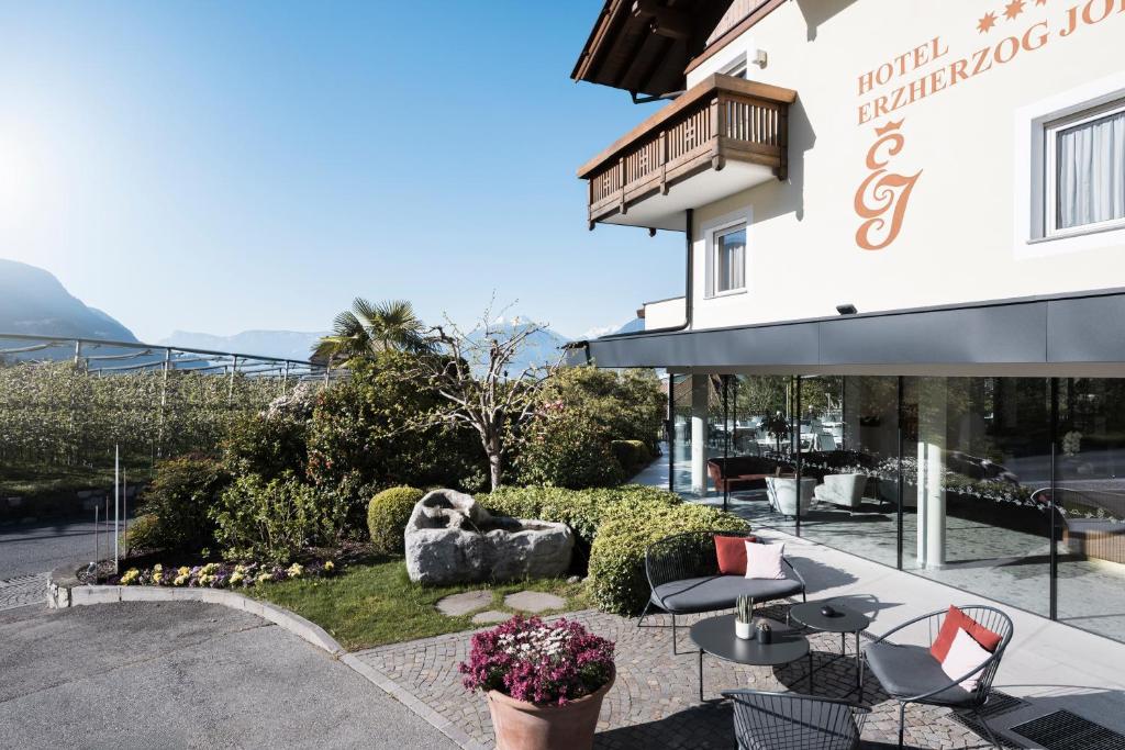 Nespecifikovaný výhled na hory nebo výhled na hory při pohledu z hotelu