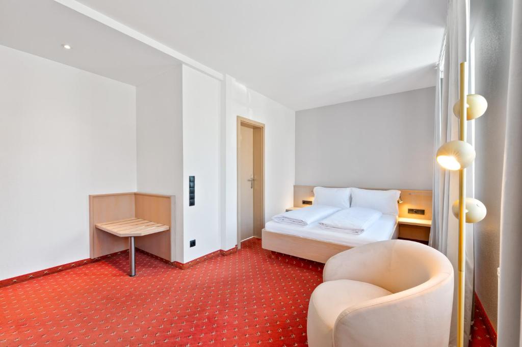 Postel nebo postele na pokoji v ubytování Steiners Hotel Airport-Messe