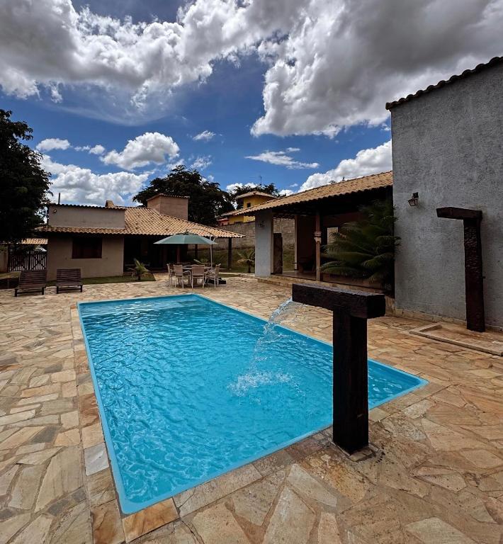 a pool with a water fountain in a courtyard at Casa Jatobá da Serra in Serra do Cipo