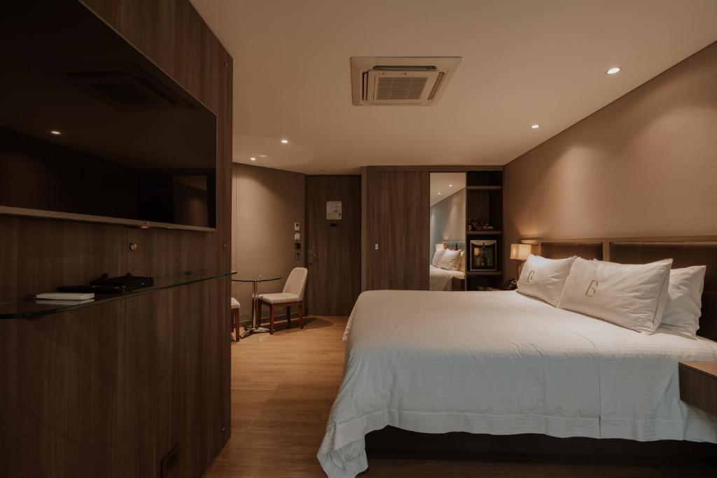 Postel nebo postele na pokoji v ubytování Binn Hotel