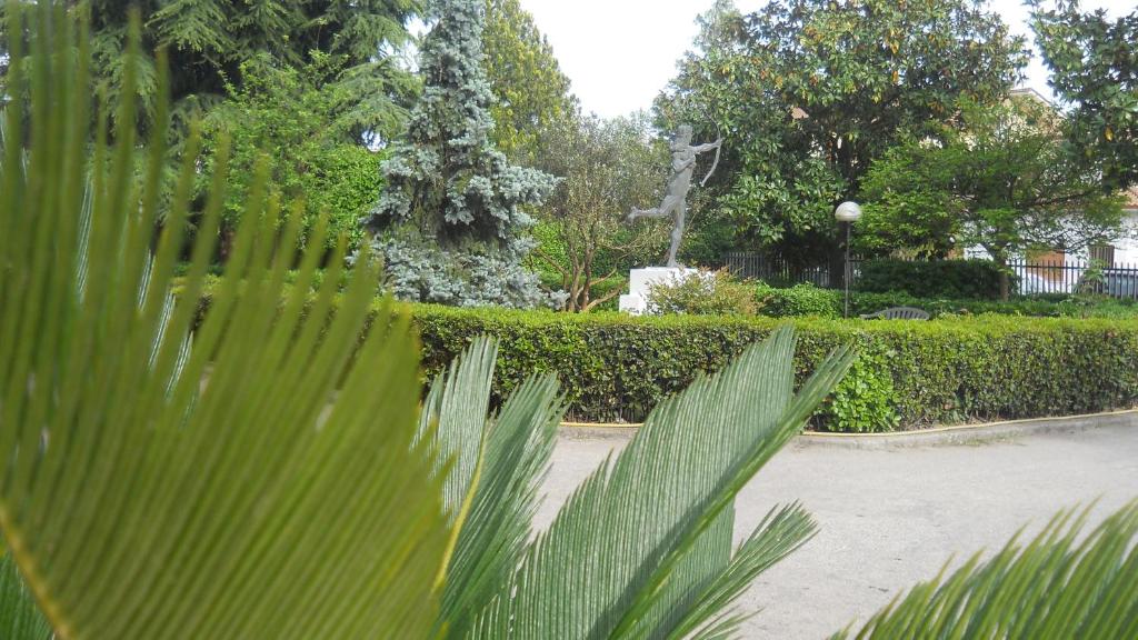uma sebe com plantas verdes num parque em Hotel Diana em Cassino