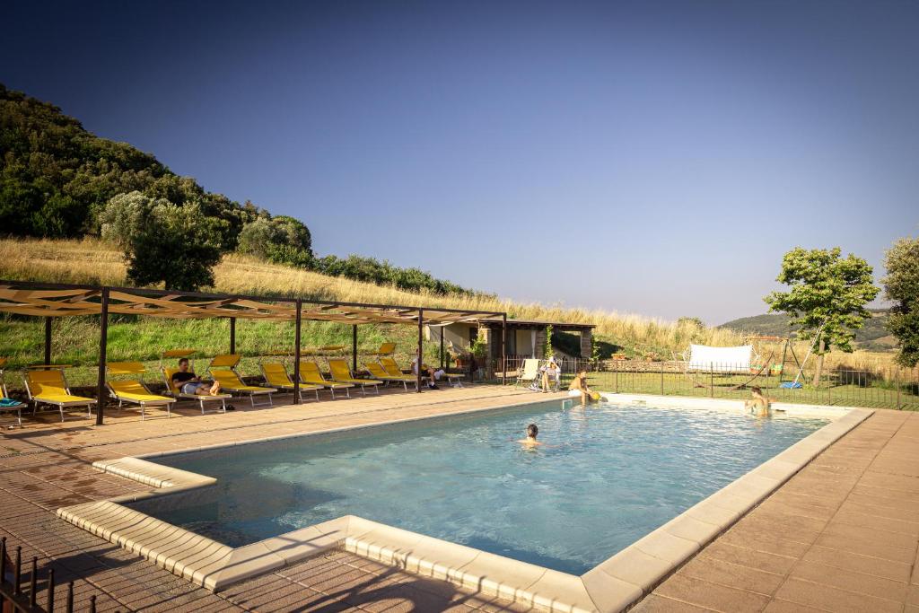 Bazén v ubytování Agriturismo San Carlo nebo v jeho okolí