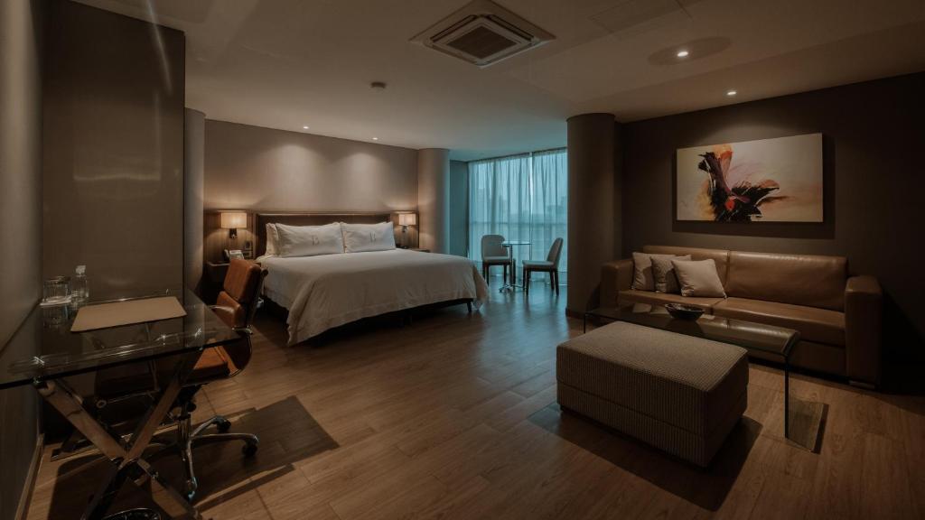 Postel nebo postele na pokoji v ubytování Binn Hotel