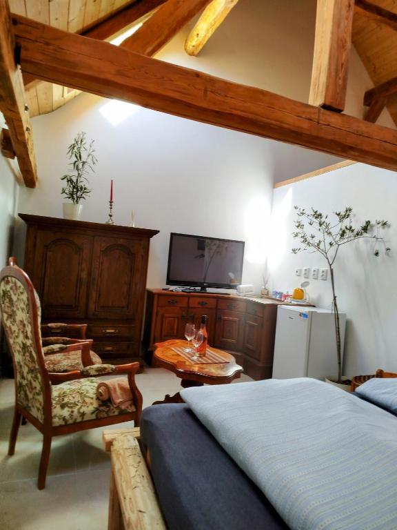 Postel nebo postele na pokoji v ubytování Jílová tvrz