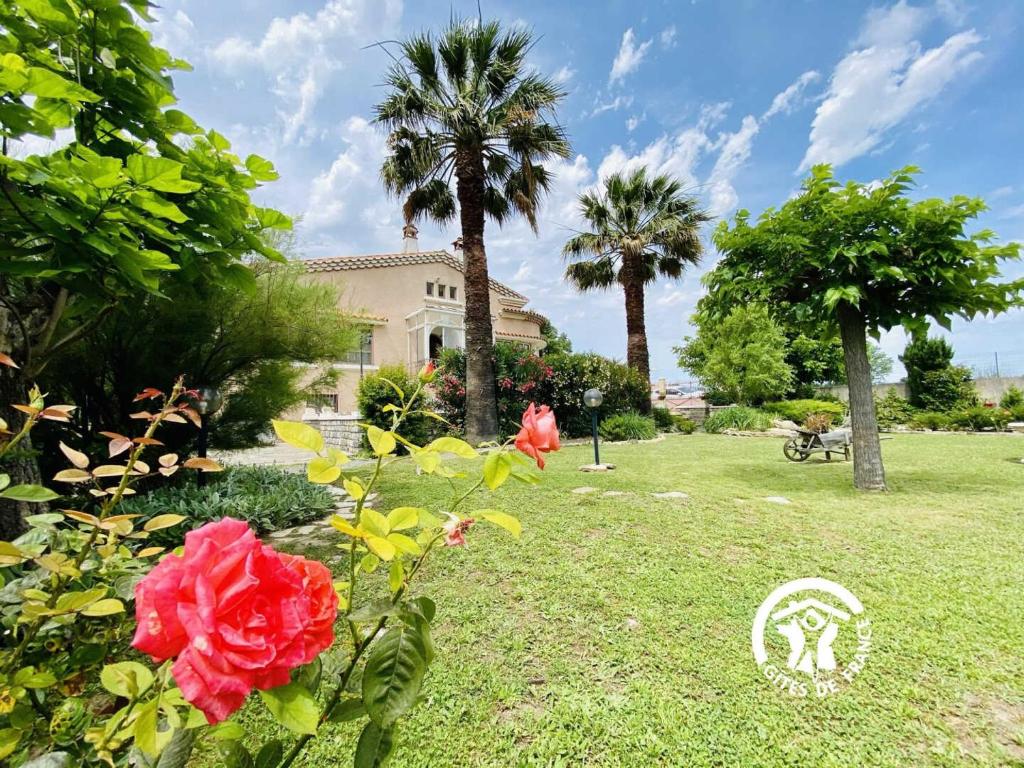 VillemoustaussouにあるAu bien-etreの庭のヤシの木がある家