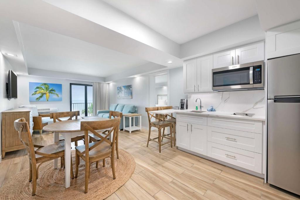 eine Küche und ein Esszimmer mit Tisch und Stühlen in der Unterkunft Best Western Plus Beach Resort in Fort Myers Beach