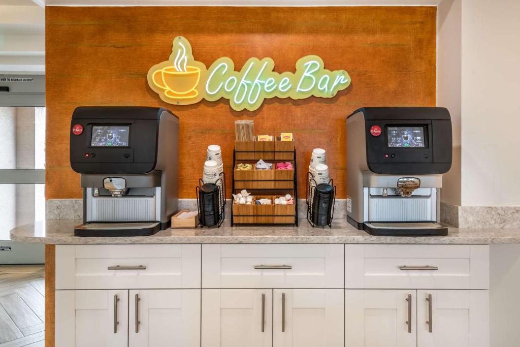 eine Kaffeebar mit einer Kaffeemaschine auf der Theke in der Unterkunft Best Western Plus Beach Resort in Fort Myers Beach