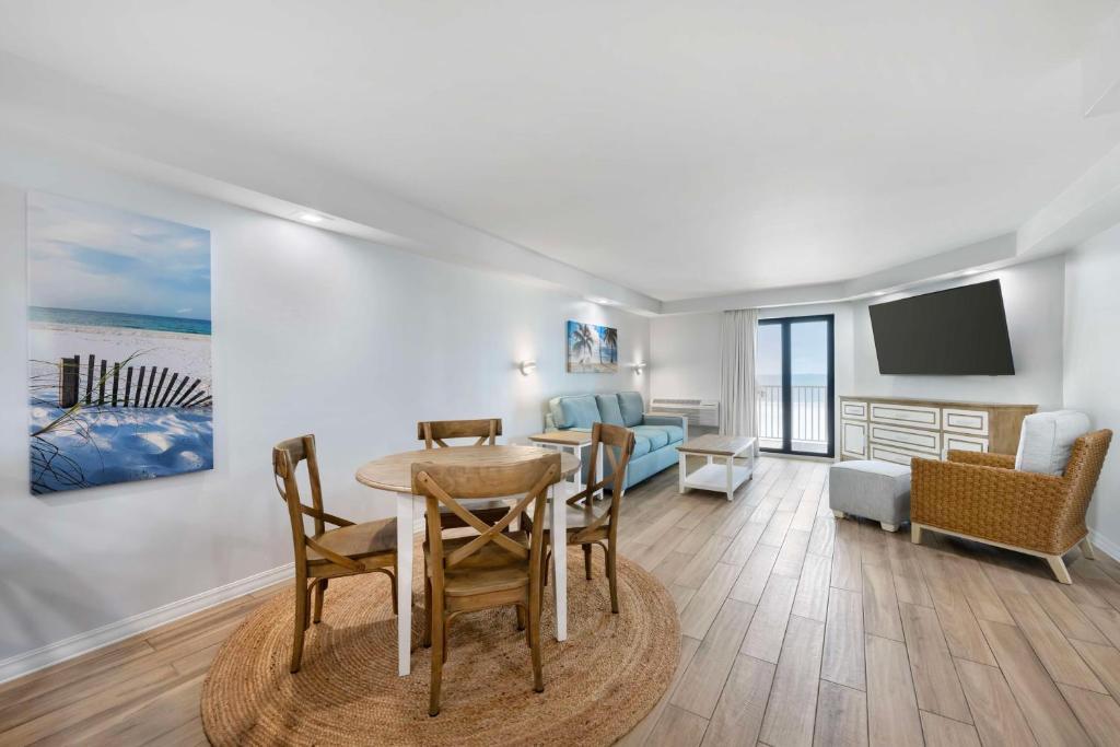 Ein Sitzbereich in der Unterkunft Best Western Plus Beach Resort