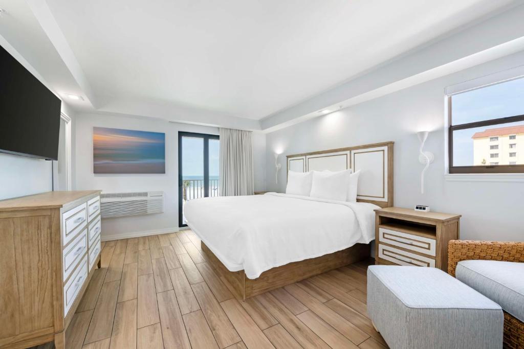 Ein Bett oder Betten in einem Zimmer der Unterkunft Best Western Plus Beach Resort